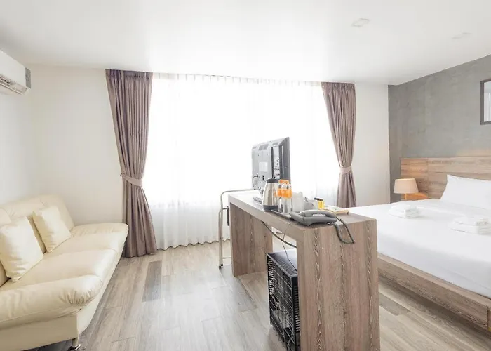 B2 Bangna Premier Hotel 3*